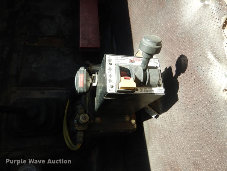 image for item HI9811 1984 International S2500  dump truck