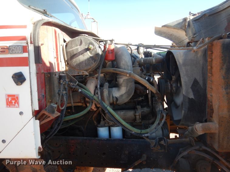 image for item HI9811 1984 International S2500  dump truck