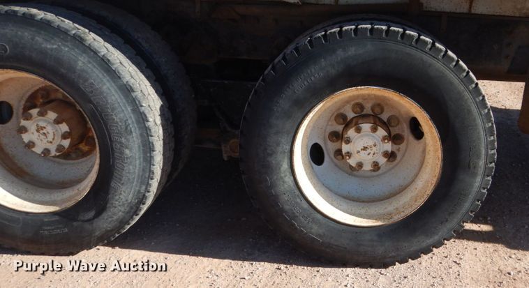 image for item HI9811 1984 International S2500  dump truck