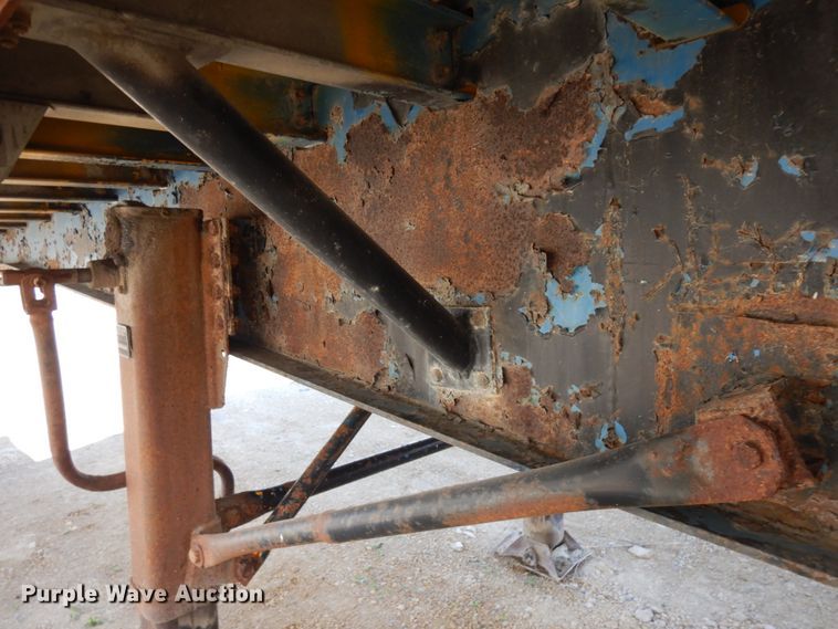 image for item IT9338 1993 Wilson  flatbed trailer