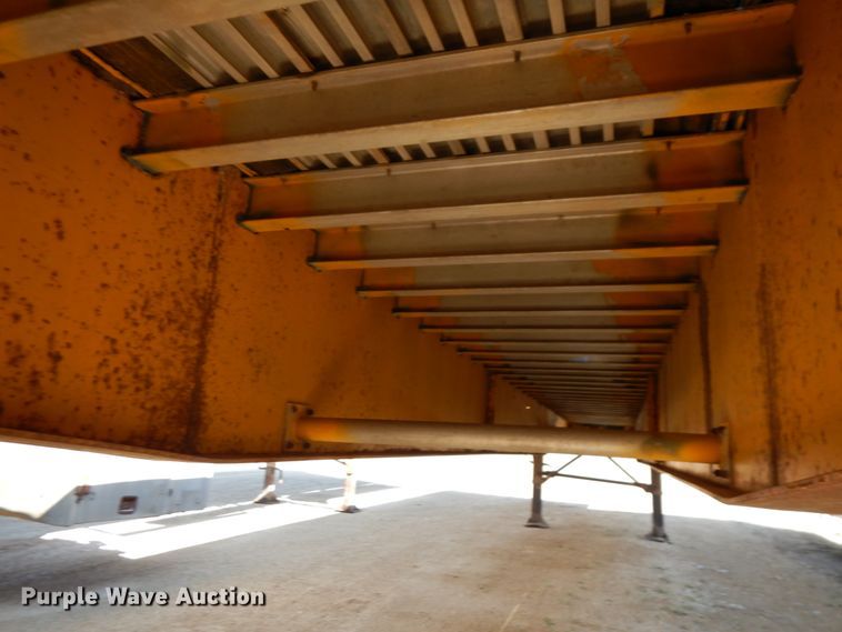 image for item IT9338 1993 Wilson  flatbed trailer