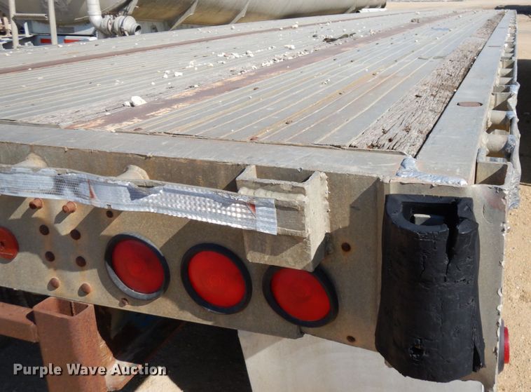 image for item IT9338 1993 Wilson  flatbed trailer