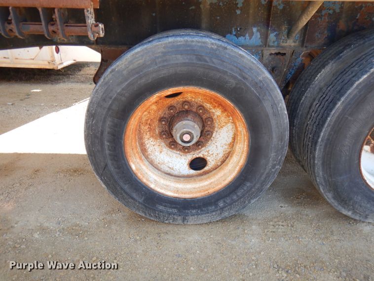 image for item IT9338 1993 Wilson  flatbed trailer
