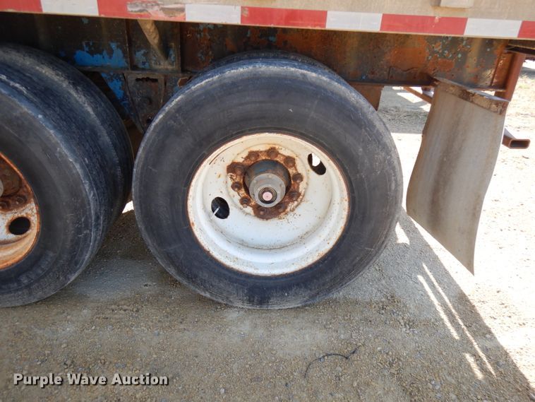 image for item IT9338 1993 Wilson  flatbed trailer