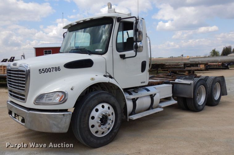 image for item IT9341 2007 Freightliner Business Class M2  semi truck