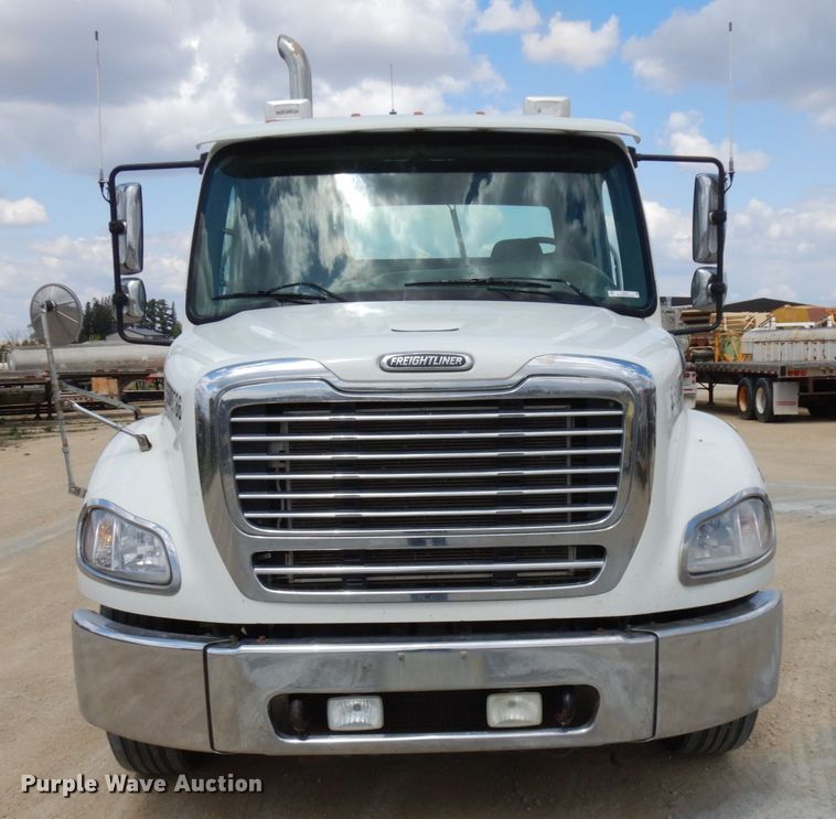 image for item IT9341 2007 Freightliner Business Class M2  semi truck