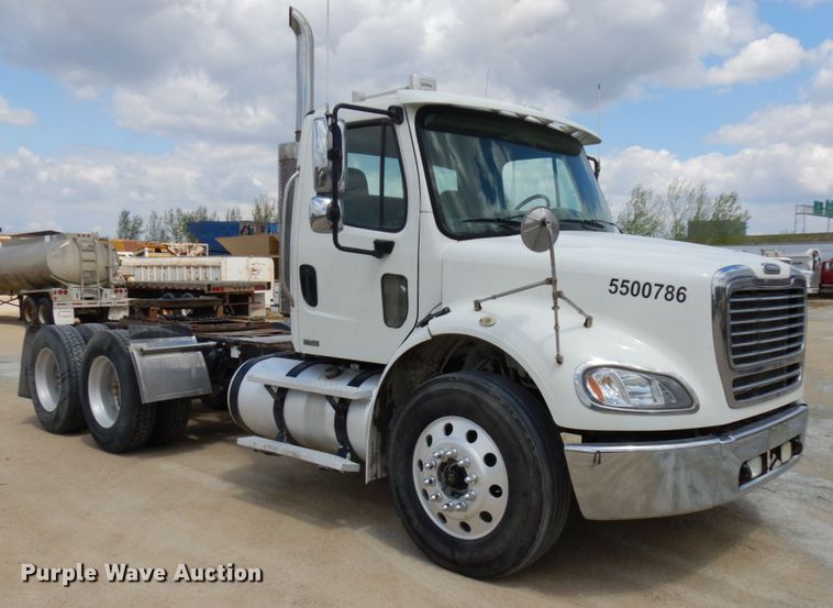 image for item IT9341 2007 Freightliner Business Class M2  semi truck