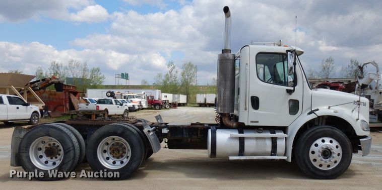 image for item IT9341 2007 Freightliner Business Class M2  semi truck