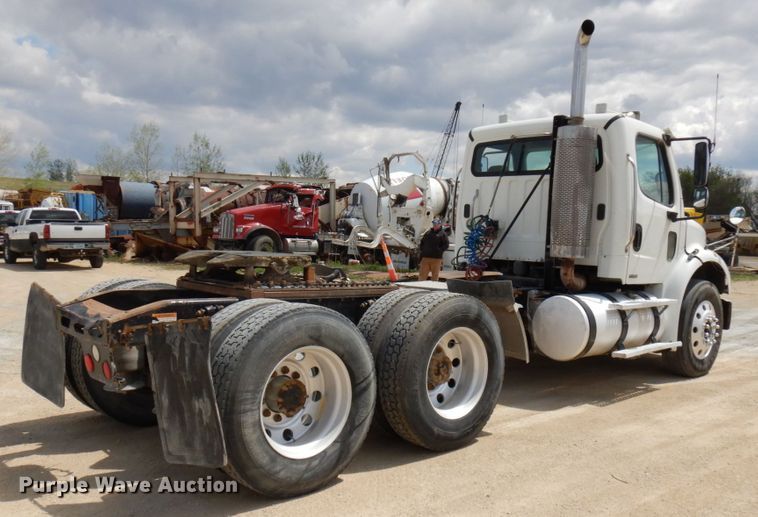 image for item IT9341 2007 Freightliner Business Class M2  semi truck