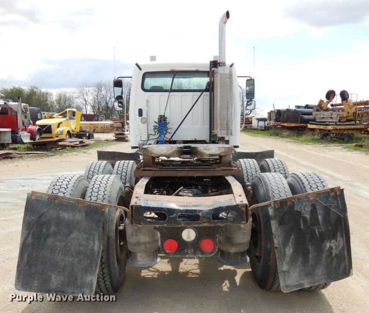 image for item IT9341 2007 Freightliner Business Class M2  semi truck