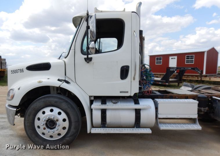 image for item IT9341 2007 Freightliner Business Class M2  semi truck