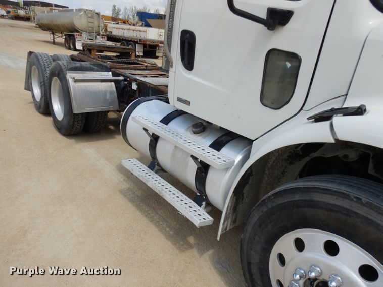 image for item IT9341 2007 Freightliner Business Class M2  semi truck