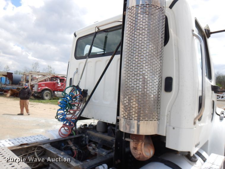 image for item IT9341 2007 Freightliner Business Class M2  semi truck