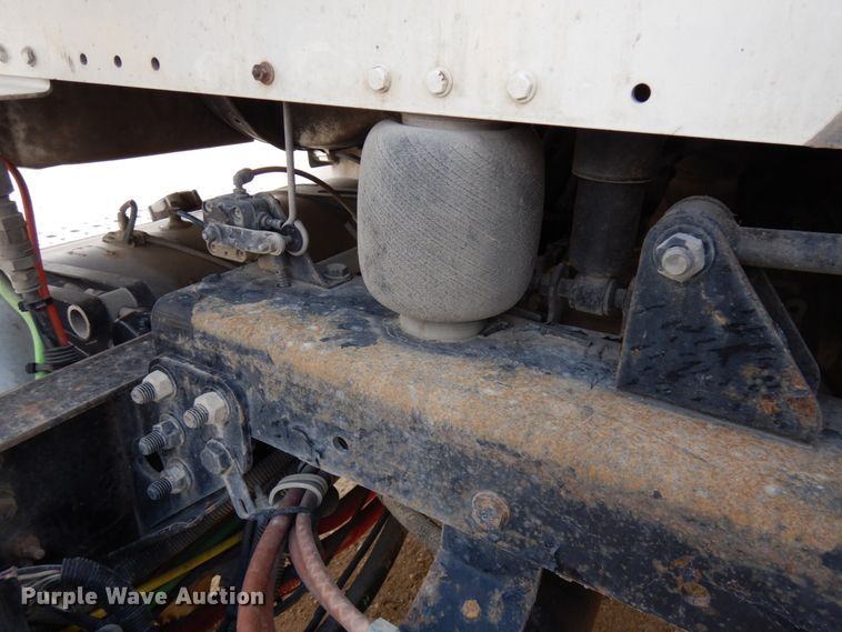 image for item IT9341 2007 Freightliner Business Class M2  semi truck