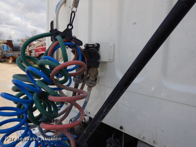 image for item IT9341 2007 Freightliner Business Class M2  semi truck