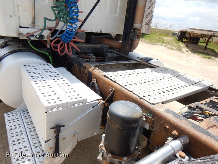 image for item IT9341 2007 Freightliner Business Class M2  semi truck