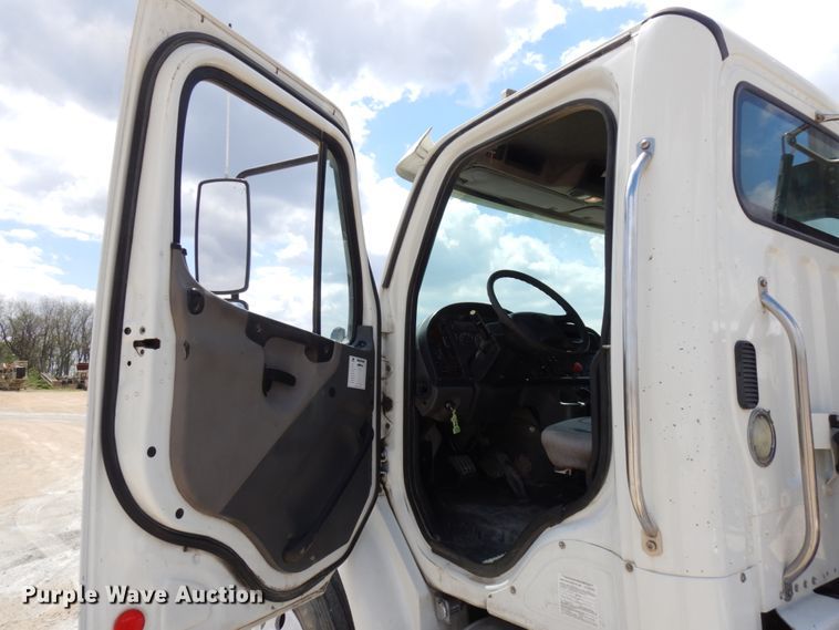 image for item IT9341 2007 Freightliner Business Class M2  semi truck