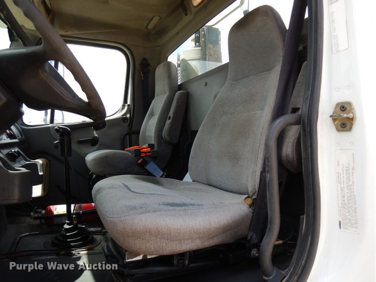 image for item IT9341 2007 Freightliner Business Class M2  semi truck