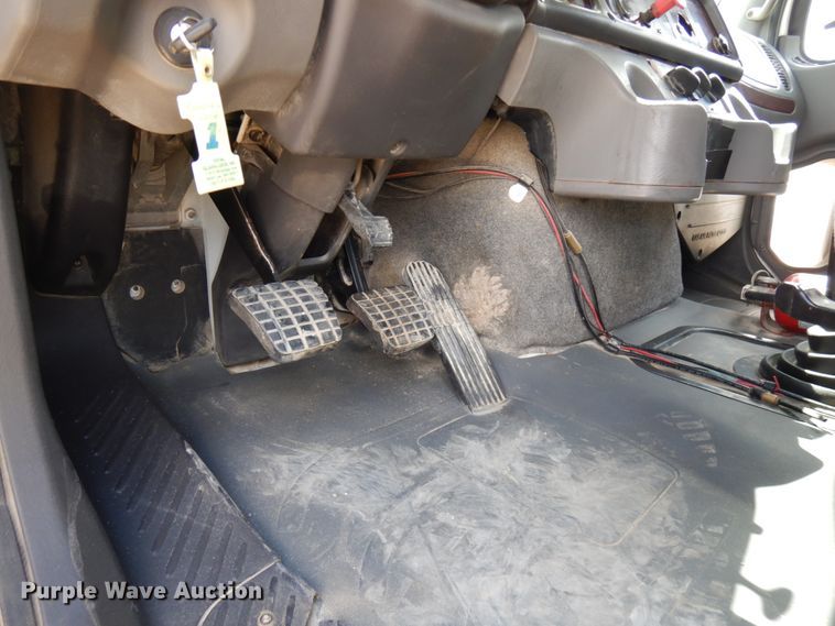 image for item IT9341 2007 Freightliner Business Class M2  semi truck