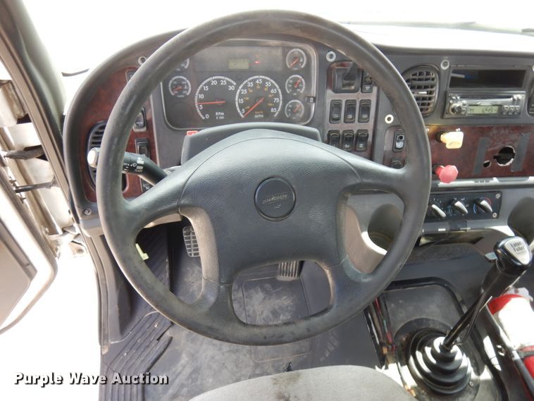 image for item IT9341 2007 Freightliner Business Class M2  semi truck