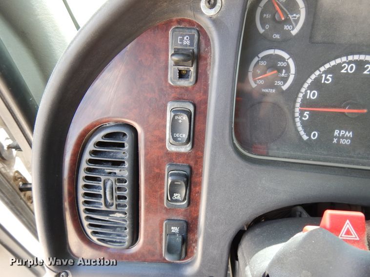 image for item IT9341 2007 Freightliner Business Class M2  semi truck