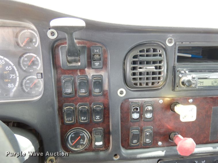 image for item IT9341 2007 Freightliner Business Class M2  semi truck