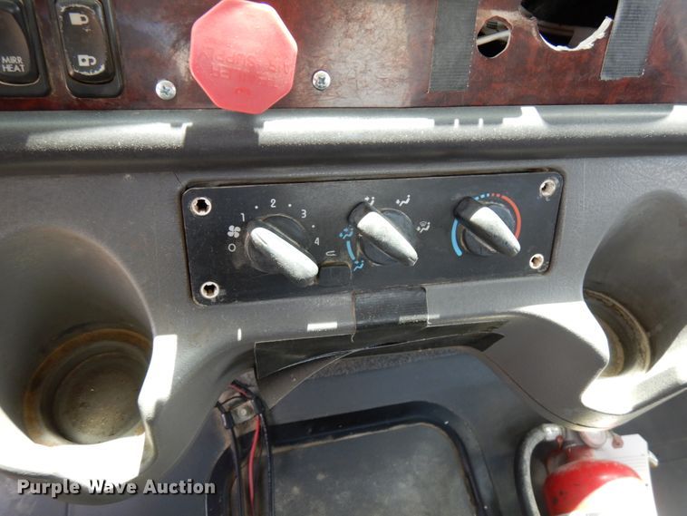 image for item IT9341 2007 Freightliner Business Class M2  semi truck