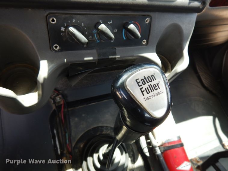 image for item IT9341 2007 Freightliner Business Class M2  semi truck