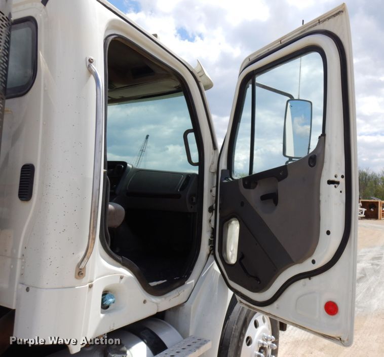 image for item IT9341 2007 Freightliner Business Class M2  semi truck