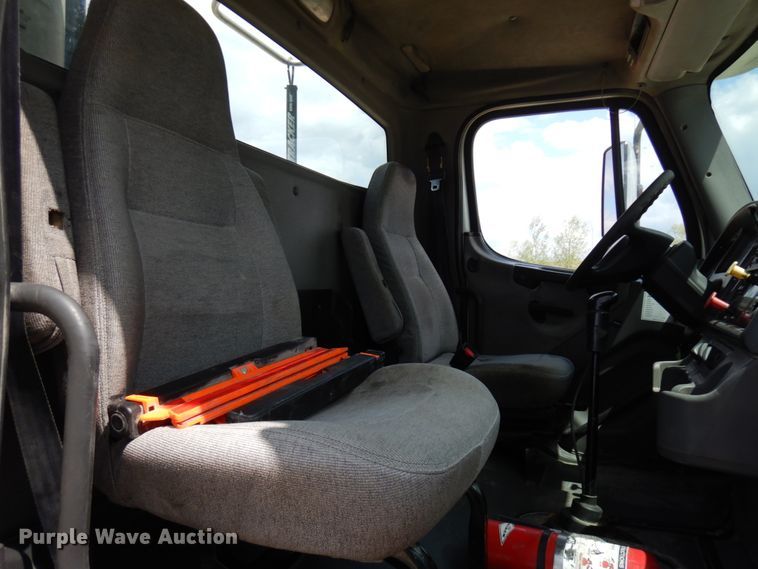 image for item IT9341 2007 Freightliner Business Class M2  semi truck