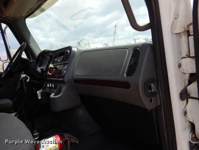 image for item IT9341 2007 Freightliner Business Class M2  semi truck