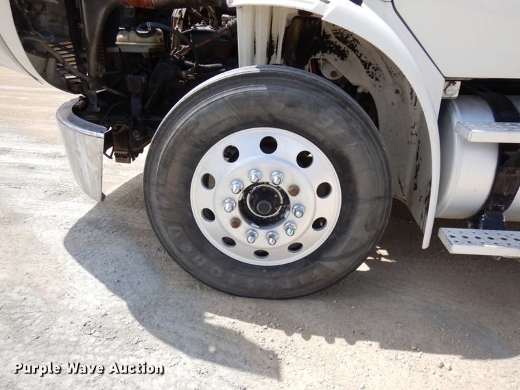 image for item IT9341 2007 Freightliner Business Class M2  semi truck