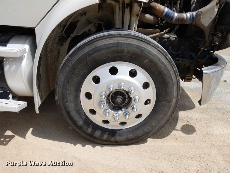 image for item IT9341 2007 Freightliner Business Class M2  semi truck