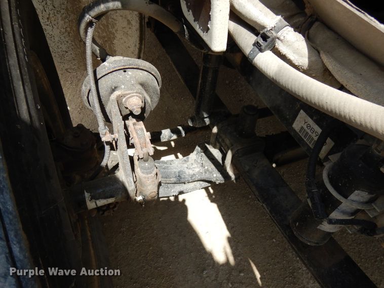 image for item IT9341 2007 Freightliner Business Class M2  semi truck