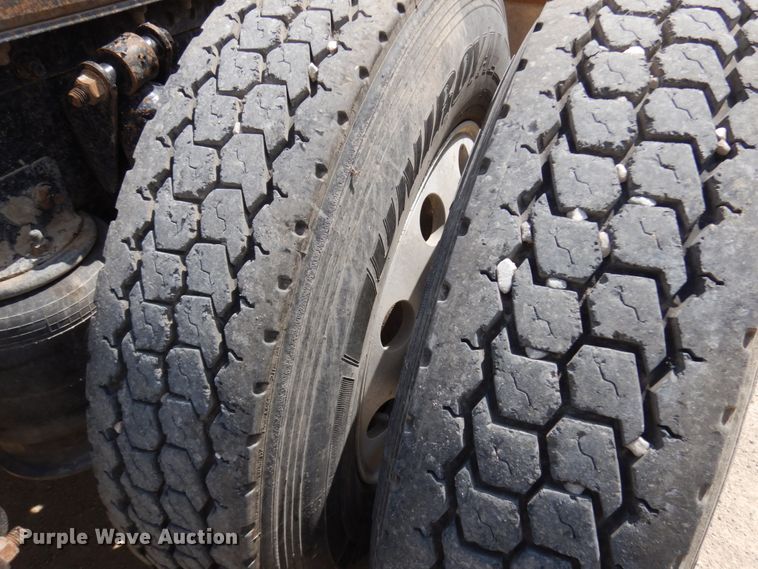 image for item IT9341 2007 Freightliner Business Class M2  semi truck