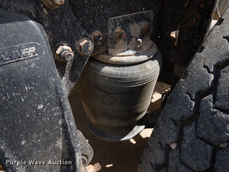 image for item IT9341 2007 Freightliner Business Class M2  semi truck