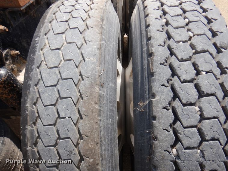 image for item IT9341 2007 Freightliner Business Class M2  semi truck