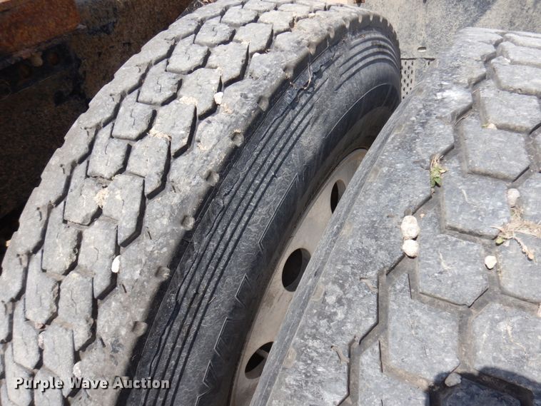 image for item IT9341 2007 Freightliner Business Class M2  semi truck