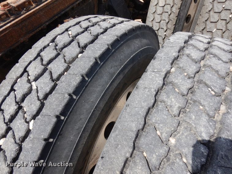 image for item IT9341 2007 Freightliner Business Class M2  semi truck