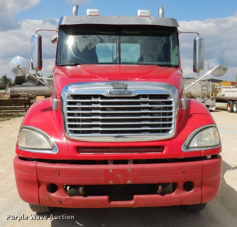 image for item IT9343 2007 Freightliner Columbia  semi truck