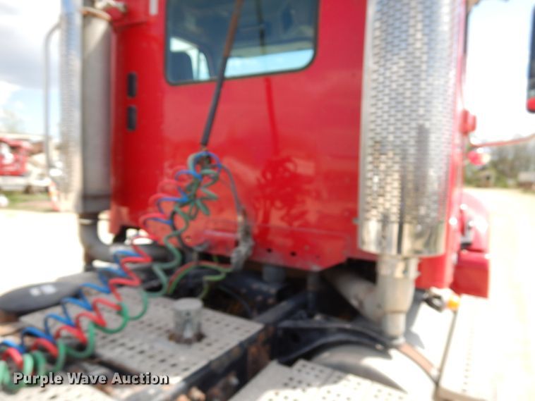 image for item IT9343 2007 Freightliner Columbia  semi truck