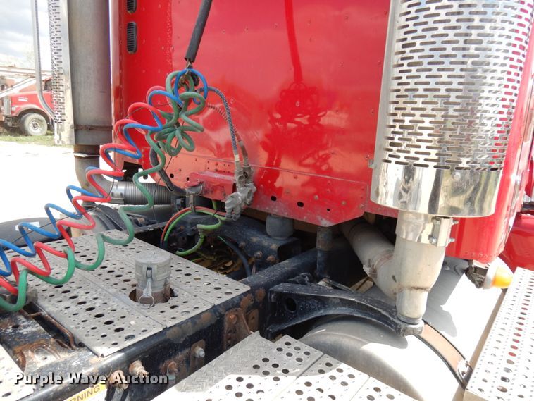 image for item IT9343 2007 Freightliner Columbia  semi truck