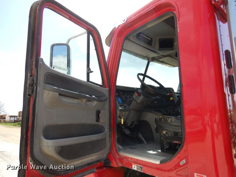 image for item IT9343 2007 Freightliner Columbia  semi truck