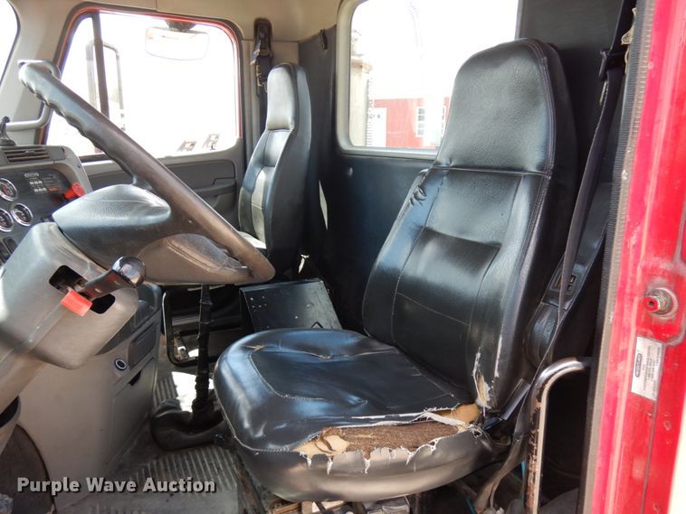 image for item IT9343 2007 Freightliner Columbia  semi truck