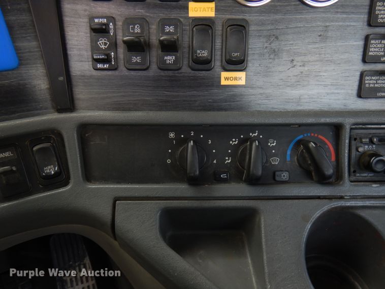 image for item IT9343 2007 Freightliner Columbia  semi truck