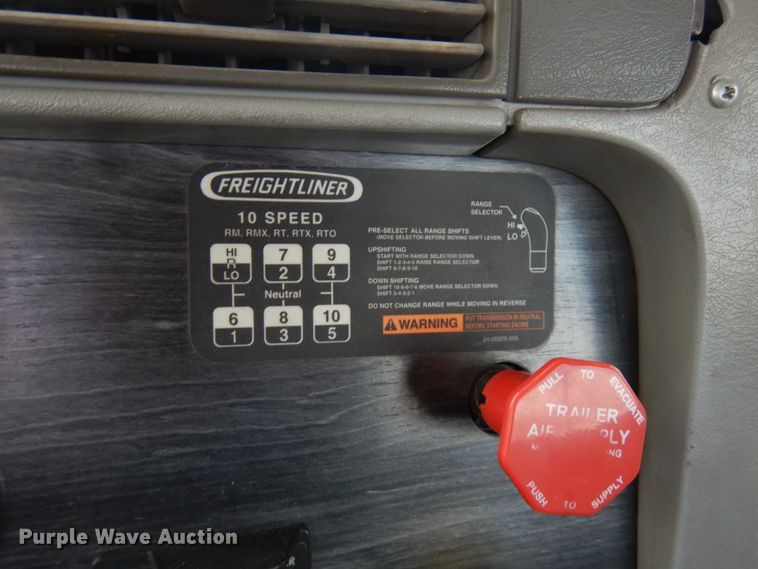 image for item IT9343 2007 Freightliner Columbia  semi truck