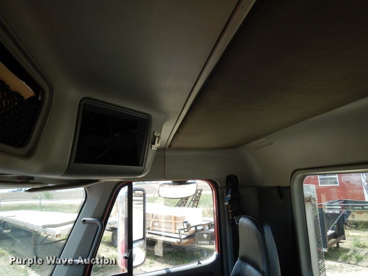 image for item IT9343 2007 Freightliner Columbia  semi truck