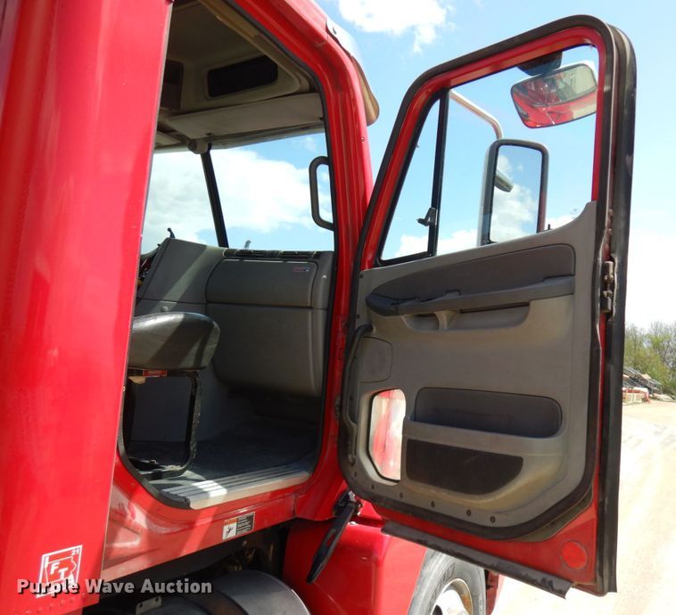 image for item IT9343 2007 Freightliner Columbia  semi truck