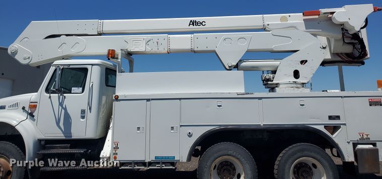 image for item DI5116 2001 International 4900  bucket truck