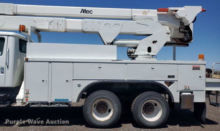 image for item DI5116 2001 International 4900  bucket truck